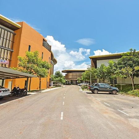 Capital O 90614 Cvia Ummul Hotel Padang Besar Esterno foto