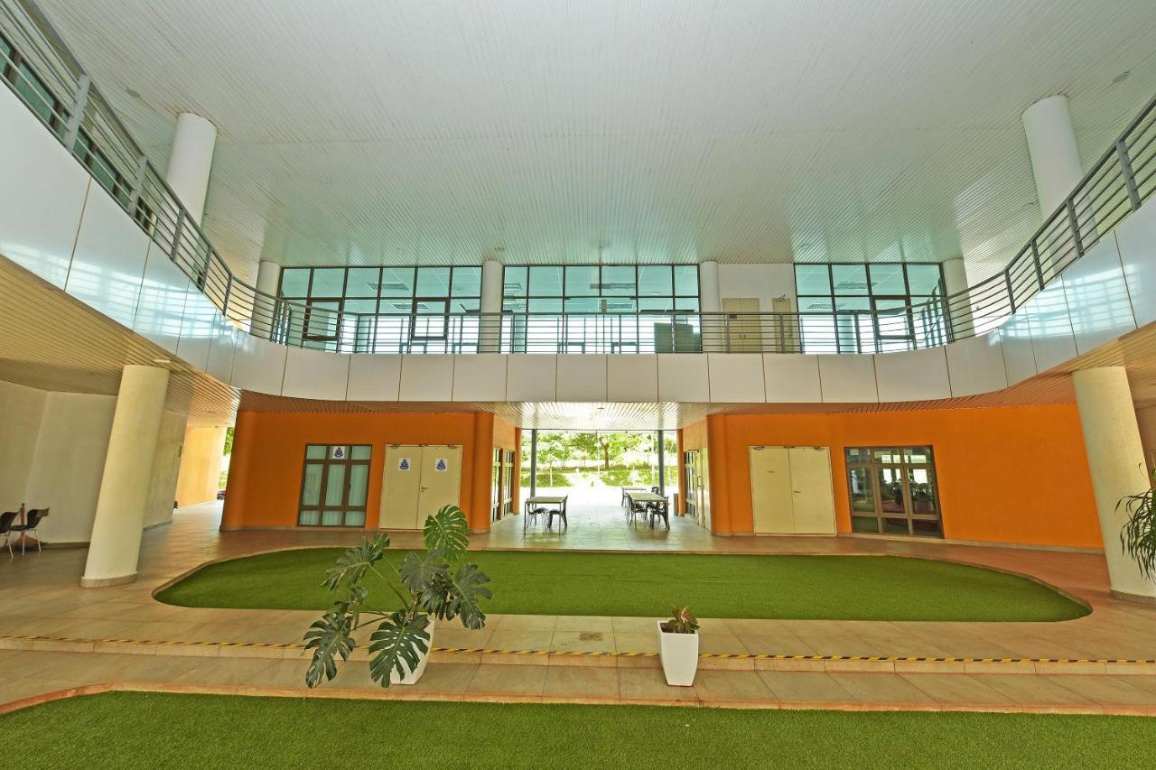 Capital O 90614 Cvia Ummul Hotel Padang Besar Esterno foto